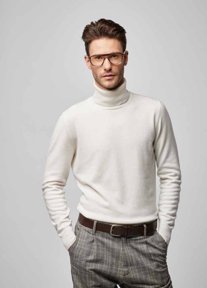 Uomo con dolcevita in cashmere color panna